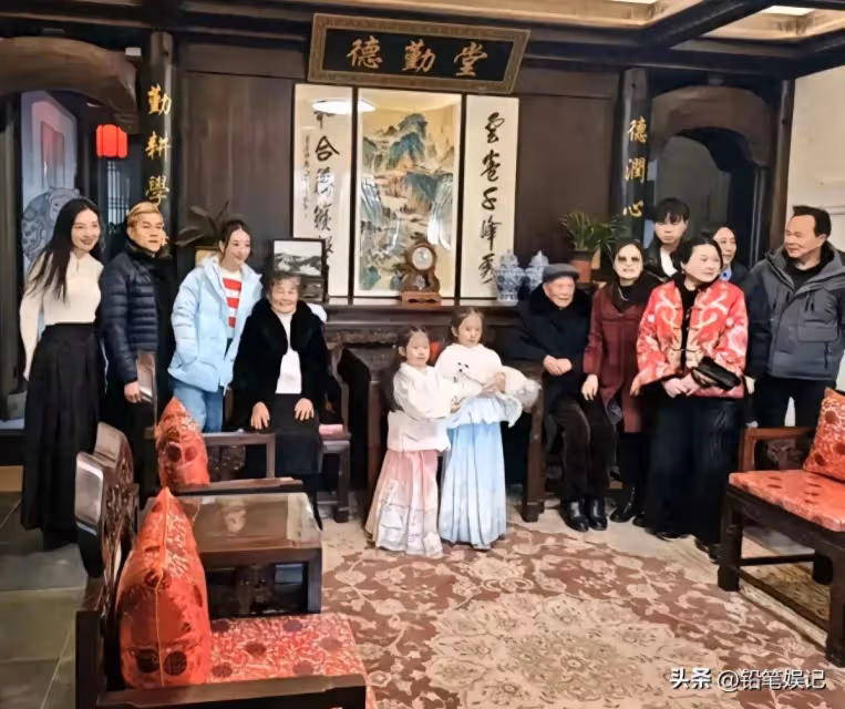郭富城回老丈人家大合照,天王站在邊上,孩子和爺爺奶奶在C位