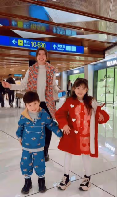 32歲TVB花旦罕見曝光8歲女兒容貌!笑容甜美,宛如媽媽翻版!