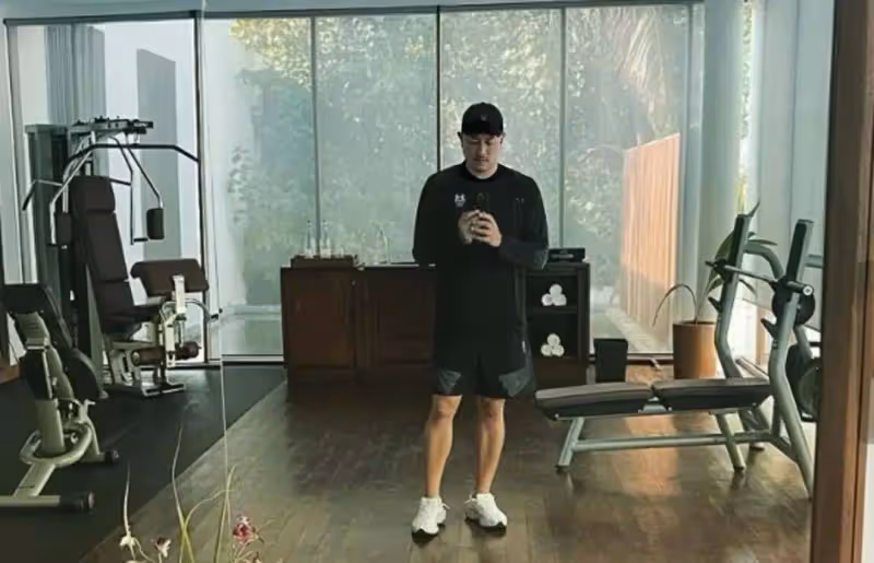 46歲陳鍵鋒顏值回春？淡出娛樂圈後近況曝光，克服容貌焦慮頻繁曬照