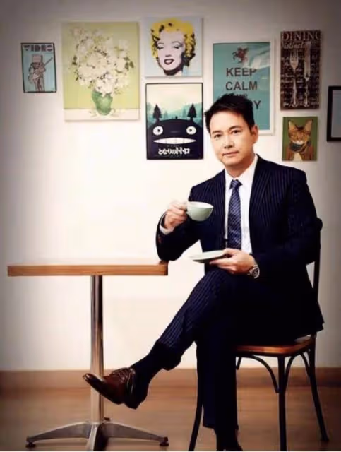 TVB「皇帝專業戶」近照曝光!昔日小生轉行賣保險,心灰意冷離巢