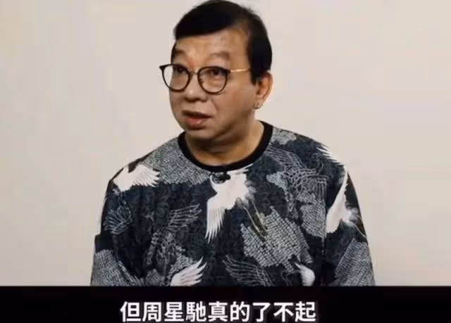 周星馳「御用閒人」近況曝光!滿頭白髮面色暗淡,網友直呼認不出