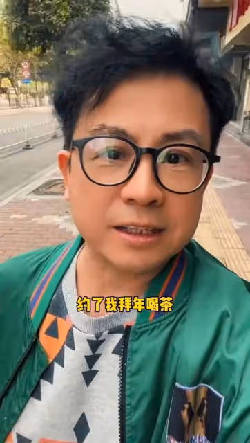 周星馳「御用閒人」近況曝光!滿頭白髮面色暗淡,網友直呼認不出