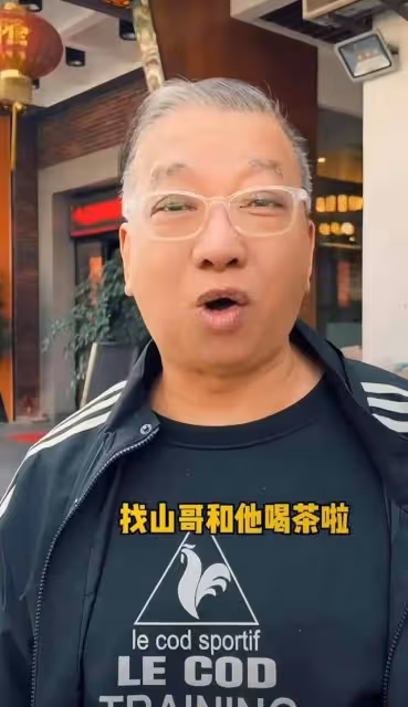 周星馳「御用閒人」近況曝光!滿頭白髮面色暗淡,網友直呼認不出
