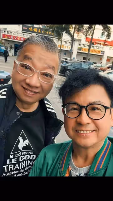 周星馳「御用閒人」近況曝光!滿頭白髮面色暗淡,網友直呼認不出