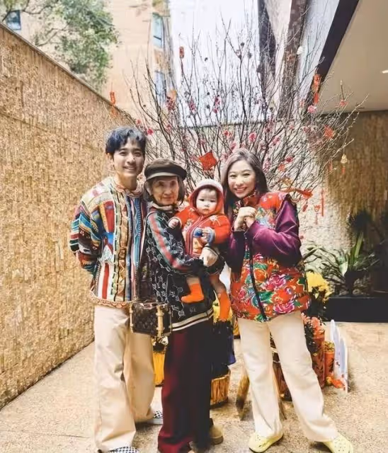 林子祥前妻罕見露面!全家福曝光,網友驚呼:兒媳竟撞臉葉倩文?