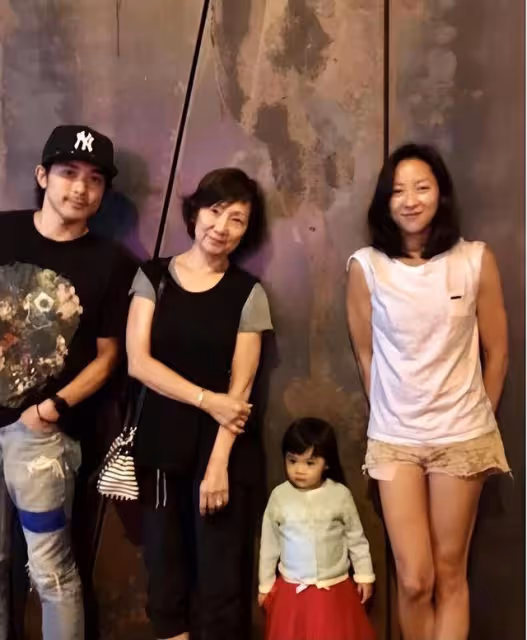 林子祥前妻罕見露面!全家福曝光,網友驚呼:兒媳竟撞臉葉倩文?