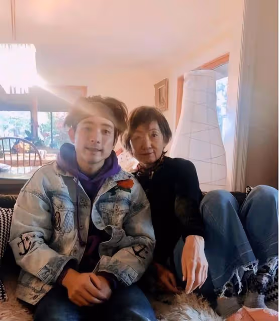 林子祥前妻罕見露面！全家福曝光，網友驚呼：兒媳竟撞臉葉倩文？
