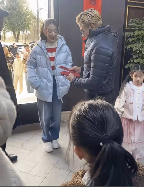 方媛父母請郭富城餐館吃飯,女方親戚一直偷拍,讓城城面露慍色!