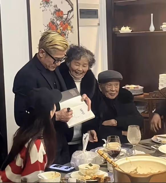 方媛父母請郭富城餐館吃飯,女方親戚一直偷拍,讓城城面露慍色!