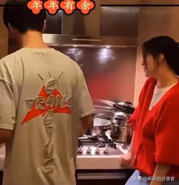 43歲范冰冰和弟弟豪宅做飯,穿開衫漂亮減齡,弟弟親自下廚很暖男