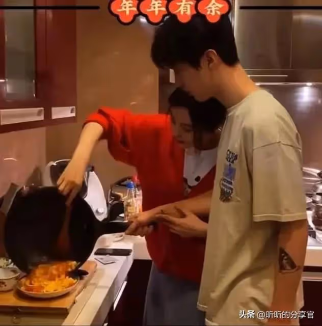 43歲范冰冰和弟弟豪宅做飯,穿開衫漂亮減齡,弟弟親自下廚很暖男