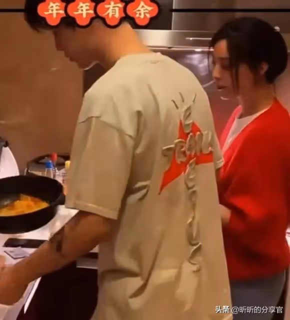 43歲范冰冰和弟弟豪宅做飯,穿開衫漂亮減齡,弟弟親自下廚很暖男