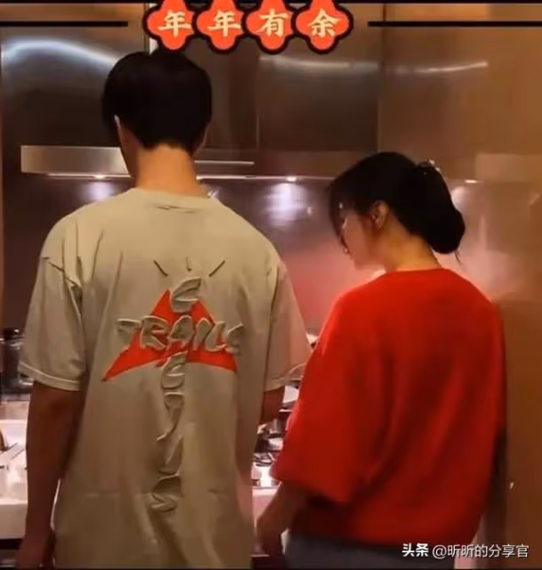 43歲范冰冰和弟弟豪宅做飯,穿開衫漂亮減齡,弟弟親自下廚很暖男