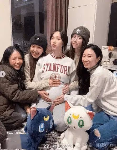 38歲TVB女星雙膝跪坐曬6個月巨肚！鄧紫棋領軍明星閨蜜團摸肚送愛