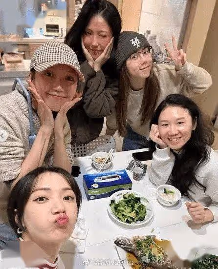 38歲TVB女星雙膝跪坐曬6個月巨肚！鄧紫棋領軍明星閨蜜團摸肚送愛