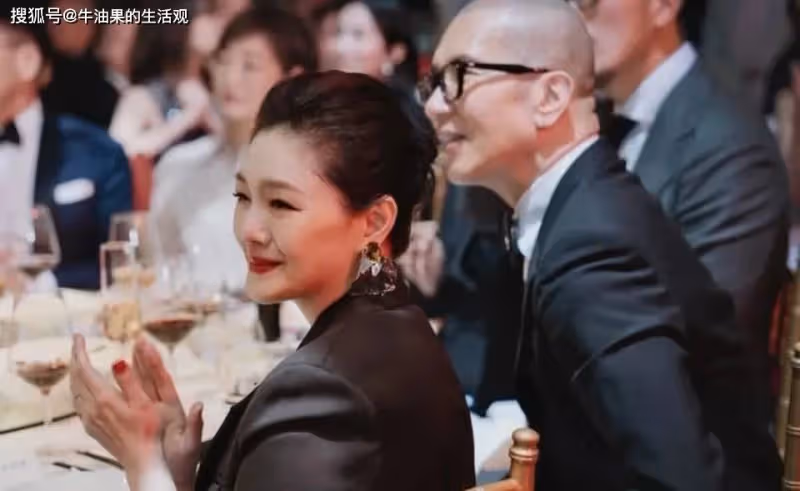 大S年前最後一次聚會照片,全身浮腫肚子大,與精修圖判若兩人
