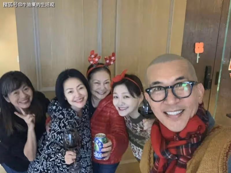 大S年前最後一次聚會照片,全身浮腫肚子大,與精修圖判若兩人