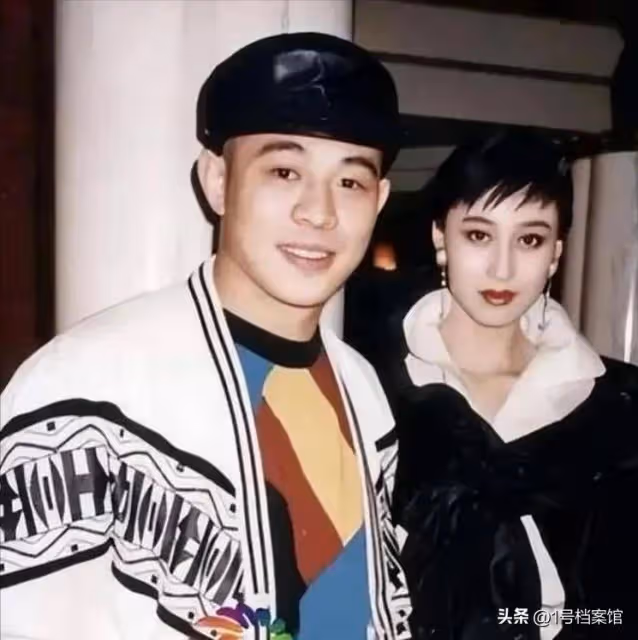 61歲李連杰和63歲利智近照曝光,難敵歲月,老成了難以想像的模樣