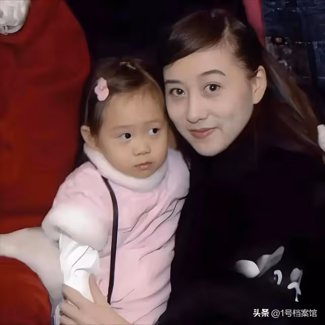 61歲李連杰和63歲利智近照曝光,難敵歲月,老成了難以想像的模樣