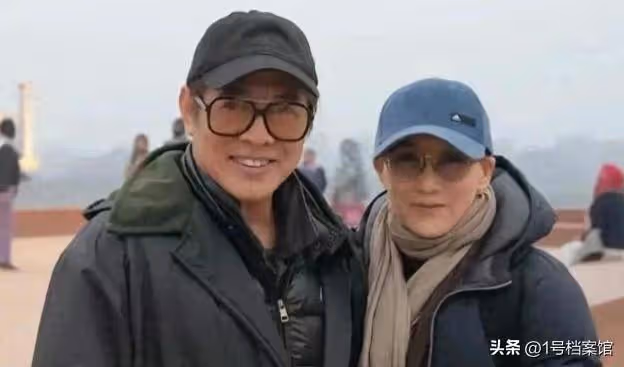 61歲李連杰和63歲利智近照曝光,難敵歲月,老成了難以想像的模樣
