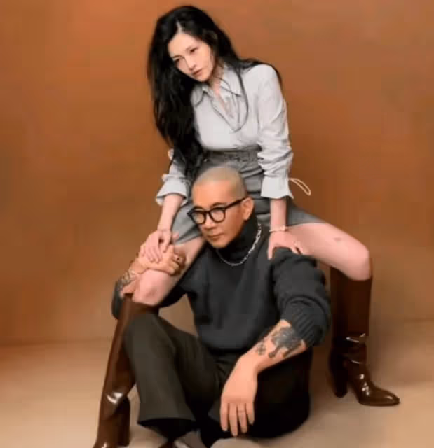 大S頭七,具俊曄守著骨灰,慶祝結婚三周年,親朋相聚小S悲痛欲絕
