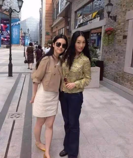 37歲劉亦菲和小姨在武漢合照，仙女氣質如出一轍，家族基因太強大