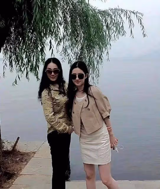 37歲劉亦菲和小姨在武漢合照，仙女氣質如出一轍，家族基因太強大