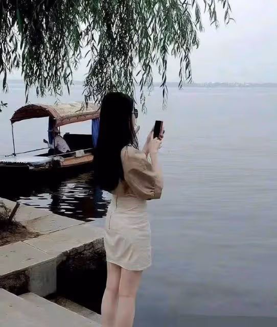 37歲劉亦菲和小姨在武漢合照，仙女氣質如出一轍，家族基因太強大