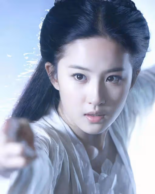 37歲劉亦菲和小姨在武漢合照，仙女氣質如出一轍，家族基因太強大
