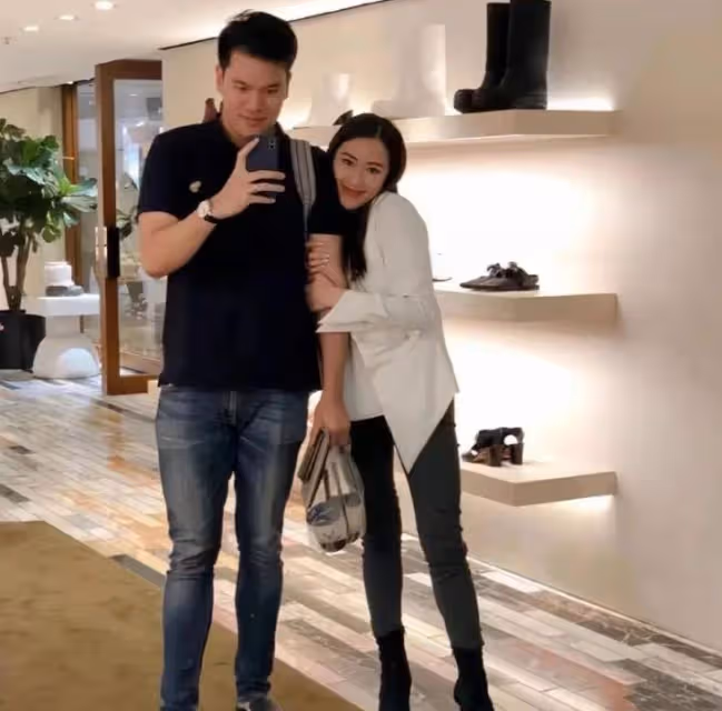 38歲泰國總理和老公購物,穿襯衫依偎肩頭很幸福,私下也是小女人