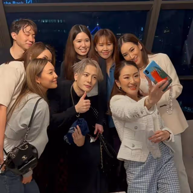 38歲泰國總理和老公購物,穿襯衫依偎肩頭很幸福,私下也是小女人