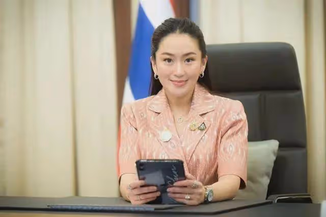 38歲泰國總理和老公購物,穿襯衫依偎肩頭很幸福,私下也是小女人