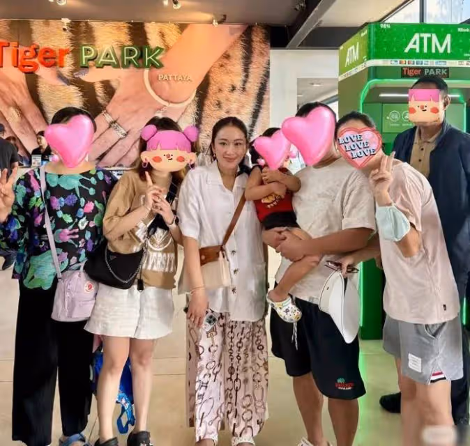 38歲泰國總理和老公購物,穿襯衫依偎肩頭很幸福,私下也是小女人