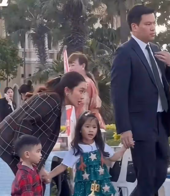38歲泰國總理和老公購物,穿襯衫依偎肩頭很幸福,私下也是小女人