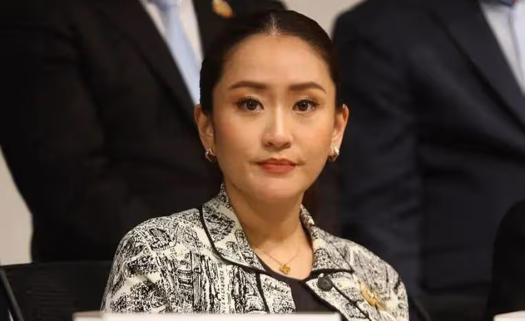 38歲泰國總理和老公購物,穿襯衫依偎肩頭很幸福,私下也是小女人