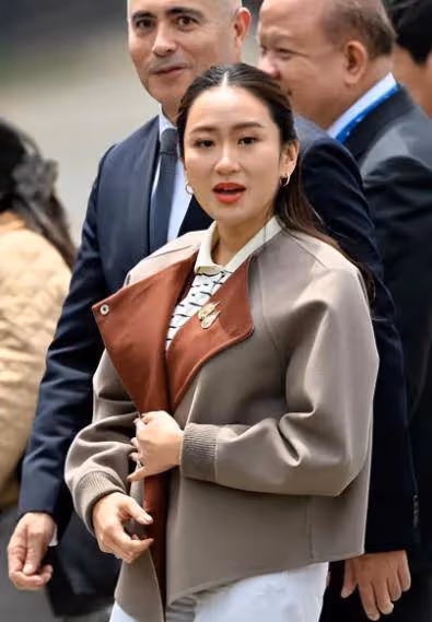 38歲泰國總理和老公購物,穿襯衫依偎肩頭很幸福,私下也是小女人