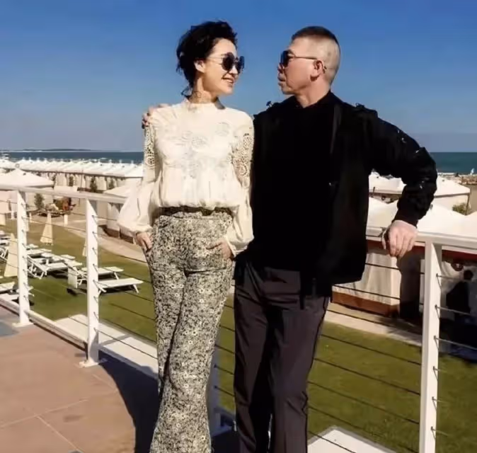 55歲許晴真放得開!穿蕾絲上衣身材曲線很撩人,依偎在馮小剛肩頭很愜意!
