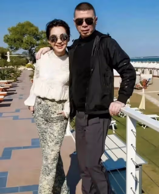 55歲許晴真放得開!穿蕾絲上衣身材曲線很撩人,依偎在馮小剛肩頭很愜意!
