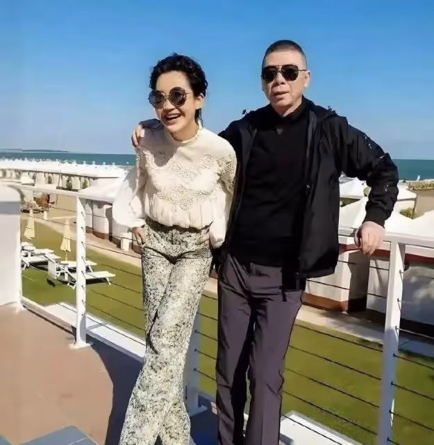 55歲許晴真放得開！穿蕾絲上衣身材曲線很撩人，依偎在馮小剛肩頭很愜意！