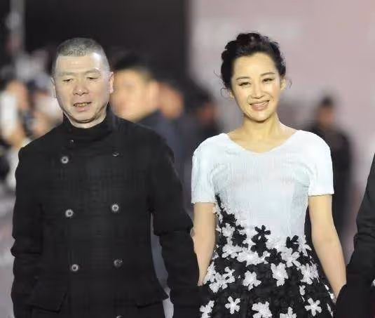 55歲許晴真放得開！穿蕾絲上衣身材曲線很撩人，依偎在馮小剛肩頭很愜意！