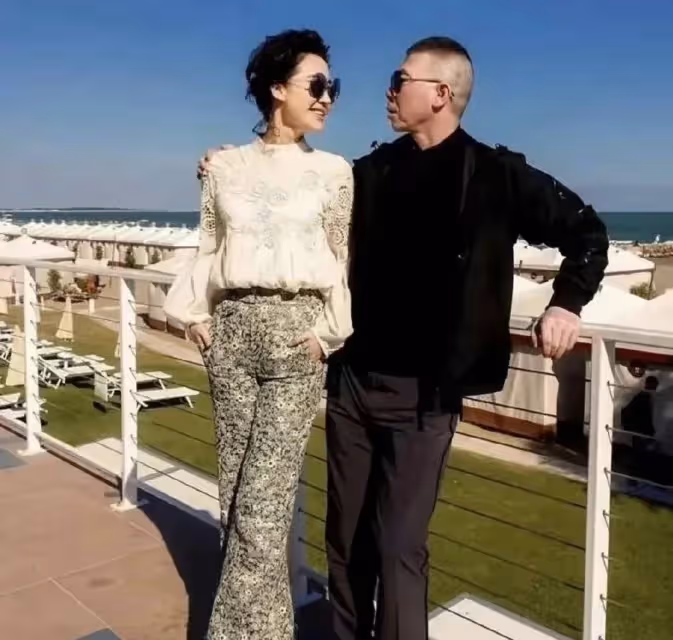 55歲許晴真放得開！穿蕾絲上衣身材曲線很撩人，依偎在馮小剛肩頭很愜意！