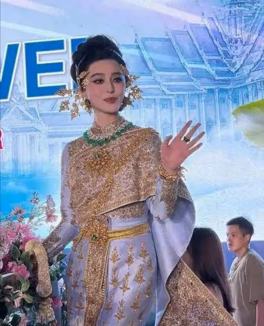 43歲范冰冰當街吃煎餅果子被拍,穿黑夾克扎雞窩頭,毫無女神包袱