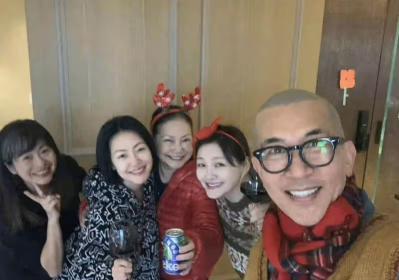 大S過世7天小S首發動態,深夜曬大S遺物蝴蝶結髮夾,深切懷念姐姐