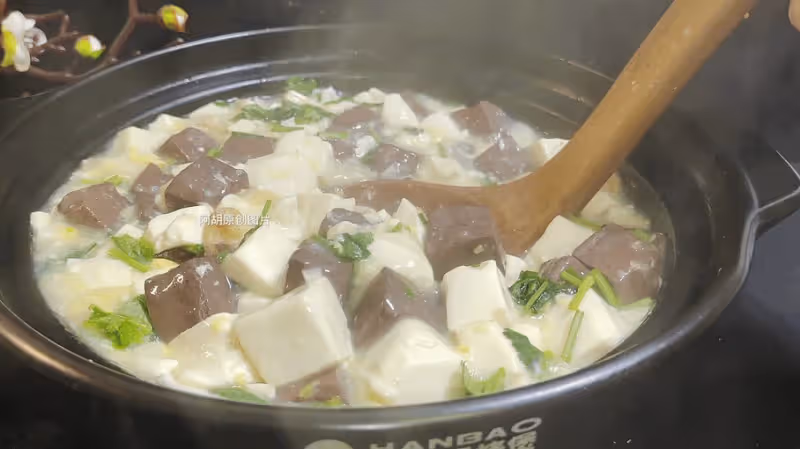 豆腐和它天生一對，隨手一煮比吃肉強！熱乎乎地上桌，鮮軟滑嫩、吃一口就胃口大開