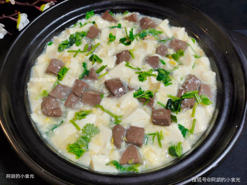 豆腐和它天生一對，隨手一煮比吃肉強！熱乎乎地上桌，鮮軟滑嫩、吃一口就胃口大開