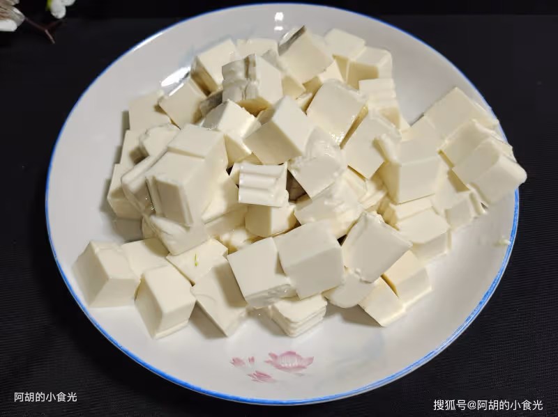 豆腐和它天生一對，隨手一煮比吃肉強！熱乎乎地上桌，鮮軟滑嫩、吃一口就胃口大開