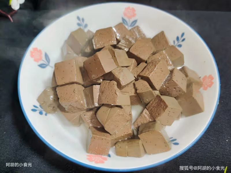 豆腐和它天生一對，隨手一煮比吃肉強！熱乎乎地上桌，鮮軟滑嫩、吃一口就胃口大開