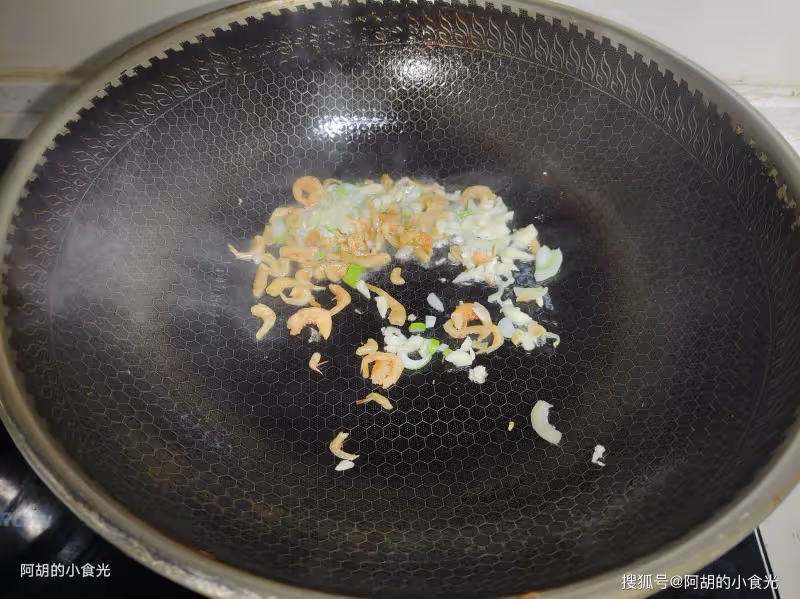 豆腐和它天生一對，隨手一煮比吃肉強！熱乎乎地上桌，鮮軟滑嫩、吃一口就胃口大開
