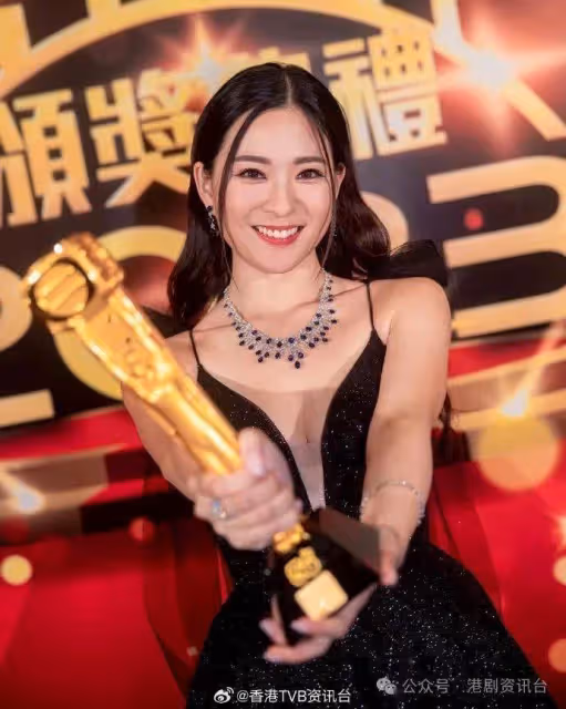 TVB小花戀情終曝光!27歲生日豪宅開P男友被公開親暱照