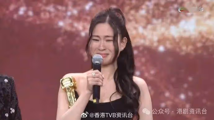 TVB小花戀情終曝光!27歲生日豪宅開P男友被公開親暱照